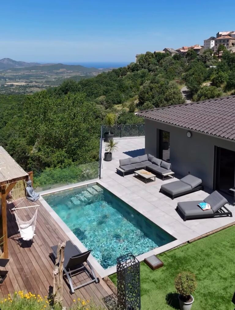 Piscine et terrasse de la maison A Casa di Ghjulia, face à la vallée et à la mer