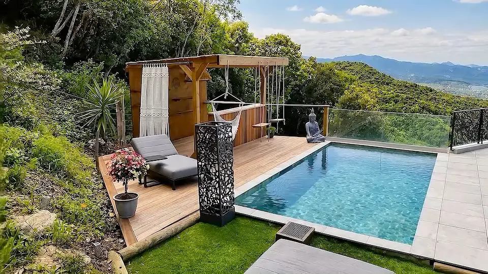 Piscine et terrasse en bois de la maison A Casa di Ghjulia, villa face à la vallée et à la mer, en Corse