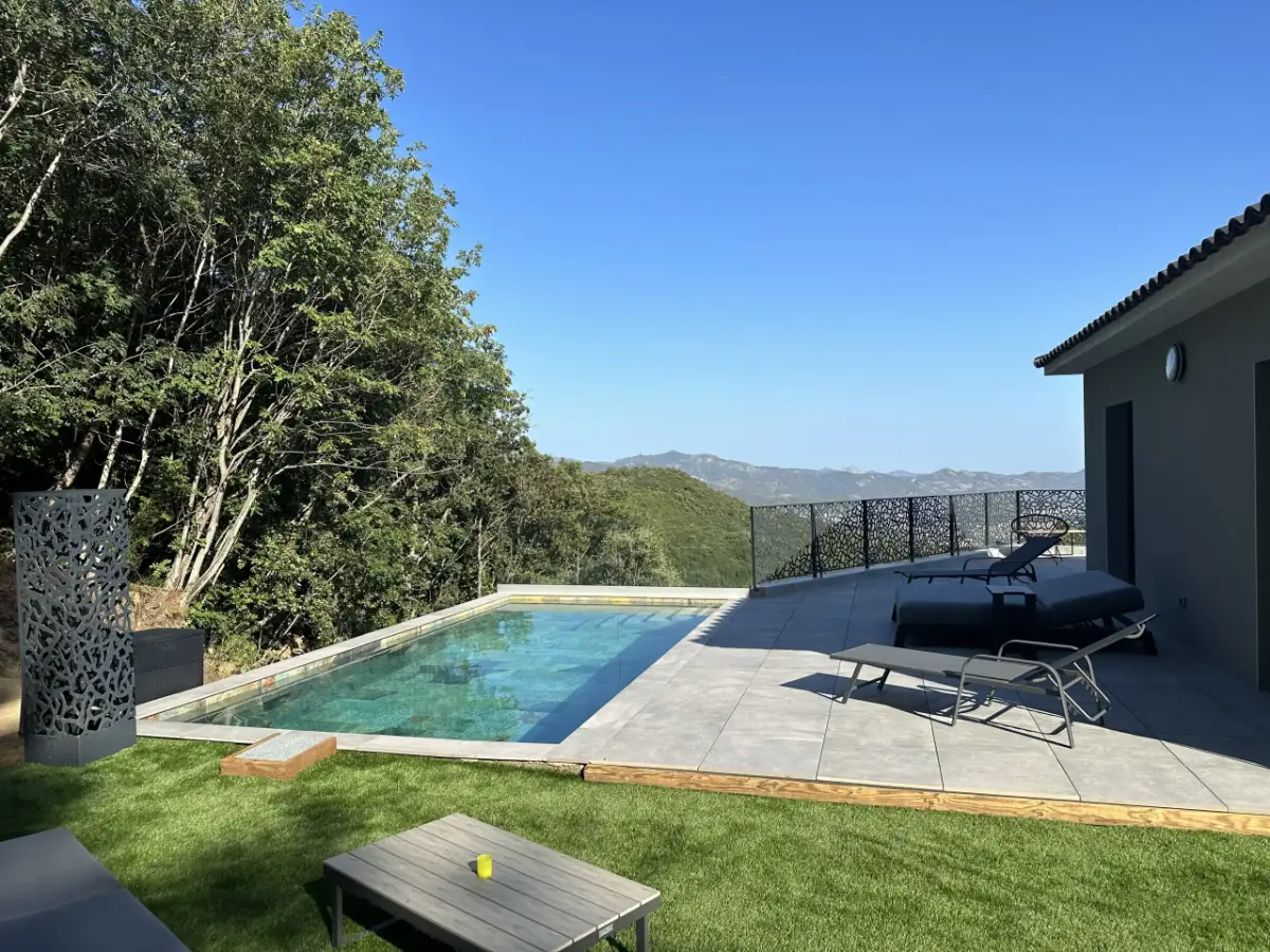 Piscine face au maquis et à la vallée, à Vallecalle