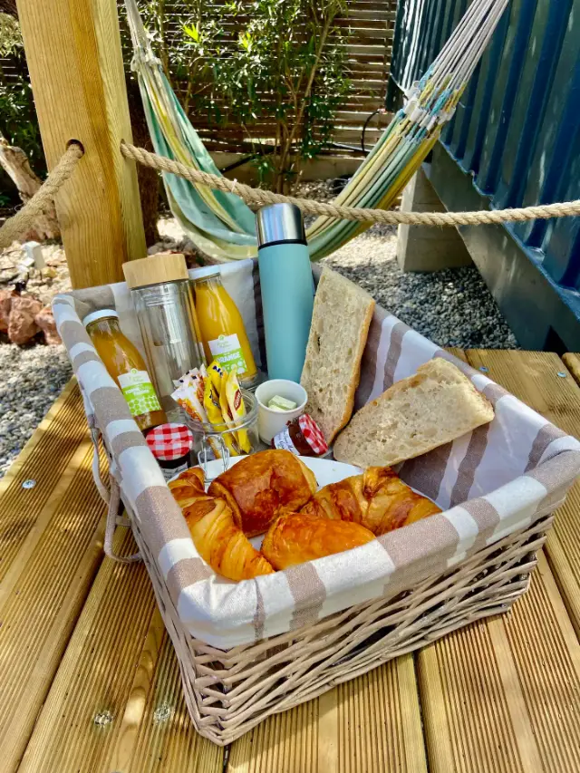 Panier de petit-déjeuner servi aux voyageurs